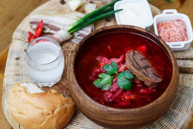 domuz yağı, yeşil soğan, ekşi krema, horseradish ve votka ile ulusal Ukrayna borsch