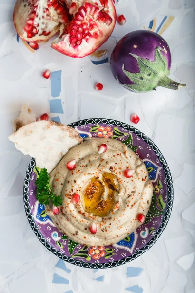 传统的阿拉伯茄子蘸芭芭卡奴士香草与烟熏的红辣椒，马赛克背景 — 图库照片