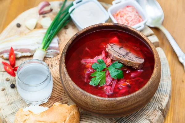 Geleneksel Ukraynalı Rus sebze çorbası, borsch ile sarımsak çörek, pampushki Beyaz ahşap zemin üzerinde. — Stok fotoğraf