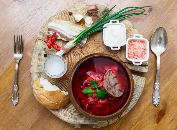 Borsch. Pancar, havuç, domates, patates, lahana, yeşil ve sarımsak yapılan geleneksel Ukrayna sebze çorbası — Stok fotoğraf