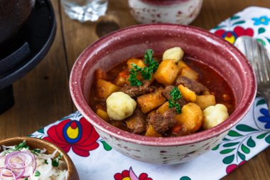 Bograch-gulaş seramik plaka. Geleneksel Macar yemek.