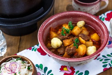 Bograch-gulaş seramik plaka. Geleneksel Macar yemek.