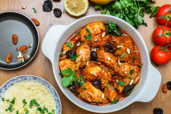 Tavuk güveç ile lots-in sulu kuru erik, üstten görünüm