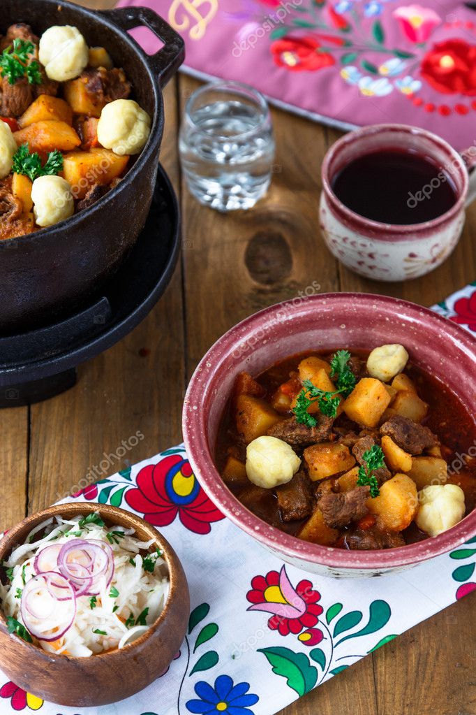 sopa húngara bograch con carne de res y verduras 2024