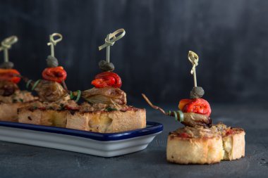 Pintxos Tapa geleneksel plaka, gevrek ekmek, ton balığı, soğan ve biber.