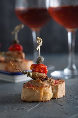 Ton balığı, soğan, biber ve Kapari ile tepesinde tapas. Görünümü Kapat.
