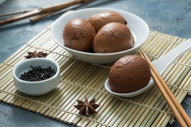 Çay yumurta ile pirinç porrige
