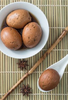 Çay yumurta bir bambu mat, üstten görünüm