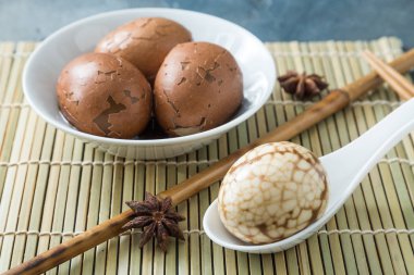 Katı pişmiş Çince çay yumurta mermer