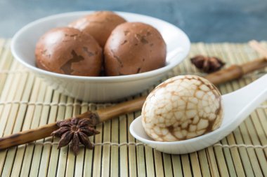 Katı pişmiş Çince çay yumurta mermer