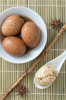 Çay yumurta bir bambu mat, üstten görünüm