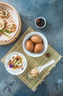 Pirinç porrige, çay yumurta ve dim sum Çin Kahvaltı
