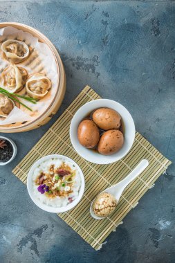 Pirinç porrige, çay yumurta ve dim sum Çin Kahvaltı