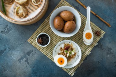 Çin böreği çay yumurta ve porrige akış