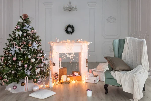 Karácsonyi dekoráció, háttér, kandalló, fa. — Stock Fotó
