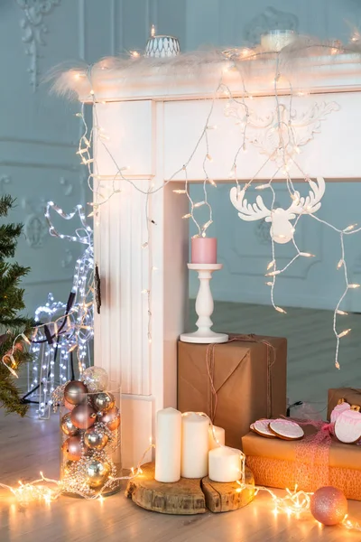 Feliz Año Nuevo decoración de Navidad, Fondo, chimenea, árbol. tarjeta . —  Fotos de Stock