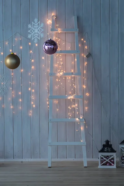 Christmas lights burning on a white wooden background. — Stock Photo, Image