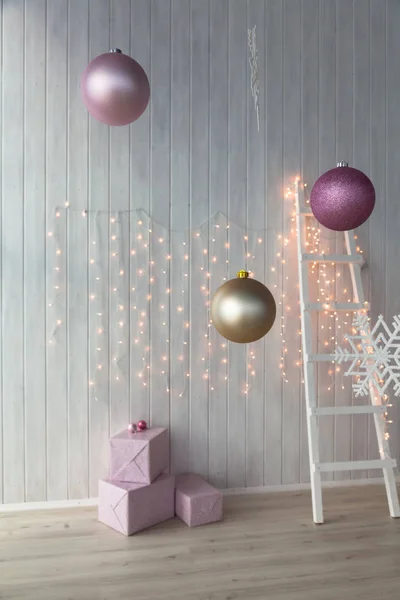 Karácsonyi fények égő fehér fa háttér, rózsaszín giftboxes és lépcsők — Stock Fotó