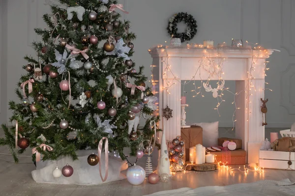 Feliz Año Nuevo decoración de Navidad, Fondo, chimenea, árbol. tarjeta —  Fotos de Stock