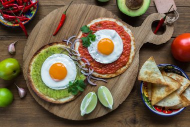 huevos divorciados, salsa verde ve roja, Meksika kahvaltı ile Mısır ekmeği kızarmış yumurta