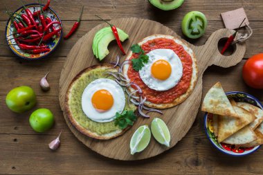 huevos divorciados, salsa verde ve roja, Meksika kahvaltı ile Mısır ekmeği kızarmış yumurta
