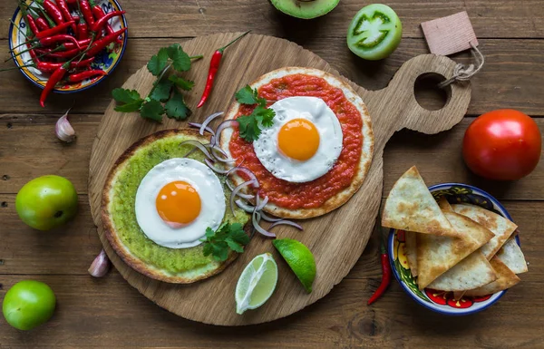 Huevos divorciados, salsa verde ve roja, Meksika kahvaltı ile Mısır ekmeği kızarmış yumurta — Stok fotoğraf