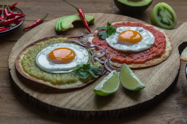 Variedad de coloridos platos de cocina mexicana desayuno en una mesa de madera — Foto de Stock