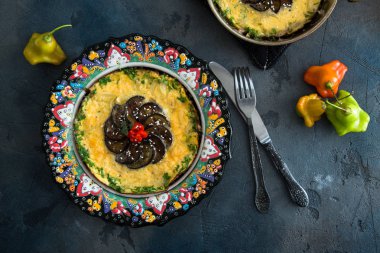 patlıcan, kırmızı soğan ve peper lezzetli omlet veya badimjan chihirtmasi güzel geleneksel tabağında, Azerbaycan maydanoz serpilir