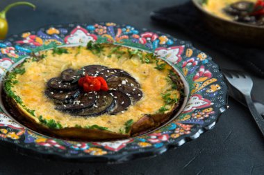 patlıcan, kırmızı soğan ve peper lezzetli omlet veya badimjan chihirtmasi güzel geleneksel tabağında, Azerbaycan maydanoz serpilir