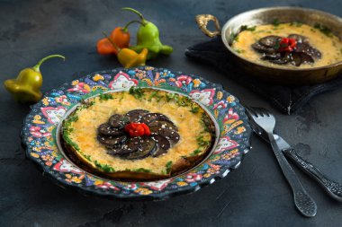 patlıcan, kırmızı soğan ve peper lezzetli omlet veya badimjan chihirtmasi güzel geleneksel tabağında, Azerbaycan maydanoz serpilir