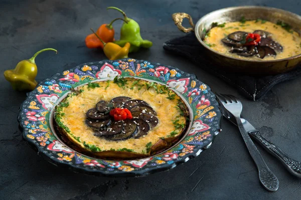 Tasty omelet or badimjan chihirtmasi with eggplant, red onion and peper sprinkled  parsley on beautiful traditional plate, Azerbaijan — Stock Photo, Image