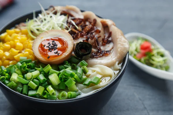 Ramen tonkotsu, soupe de nouilles japonaise avec ventre de porc, maïs, oignon de printemps et nitamago sur le dessus — Photo