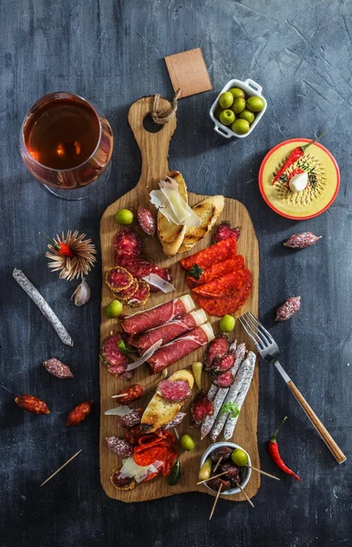 Mezcla de salchichas de tapas de España jamón iberico lomo queso jamón chorizo aceitunas — Foto de Stock