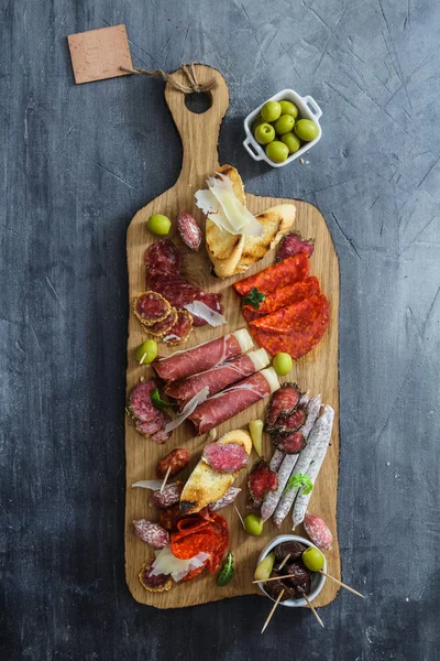 Embutidos spagnoli diversi su un tavolo: marmellata, chorizo, salame, formaggio e vino. Vista dall'alto — Foto Stock