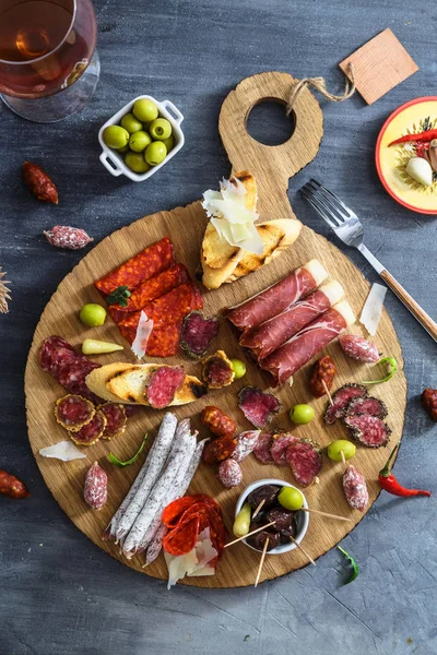Bir tabloda farklı İspanyol embutidos: jamon, chorizo, salam, peynir ve şarap. Üstten Görünüm