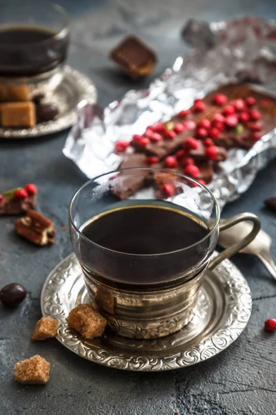 Vintage koffie cup, chocolade en kersen op de donkere achtergrond — Stockfoto