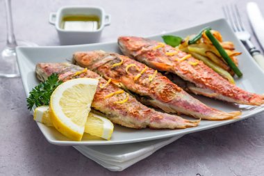 Kare plaka seçici odak ön ızgara kırmızı Kefal