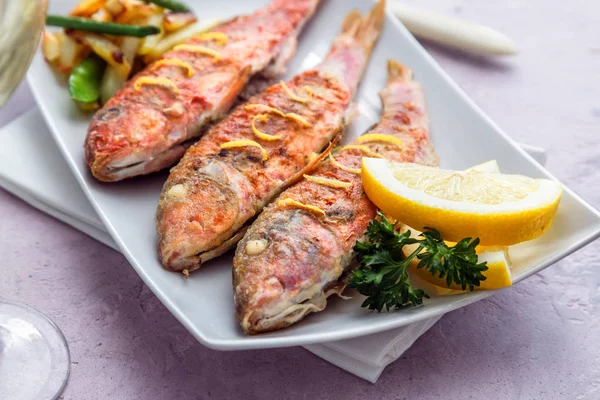 작은 물고기 레드 숭 어의 접시와 레몬, 가까이 보기 — 스톡 사진