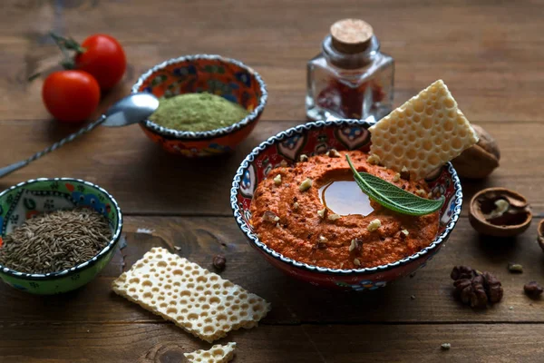 Ceviz ve biber sosu Muhammara ve malzemeler yakın çekim masada daldırma. Yatay — Stok fotoğraf