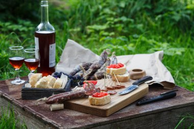 Sosis, domates, ekmek ve bir bardak kırmızı şarap, contryside.