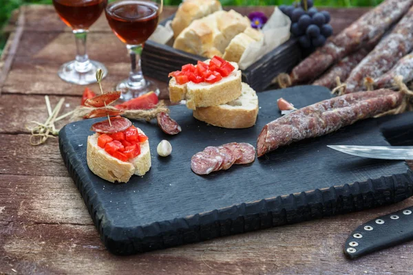 Herstellung von Pintxo mit Tomaten und Würstchen, Tapas, spanischen Canapes Party-Fingerfood — Stockfoto