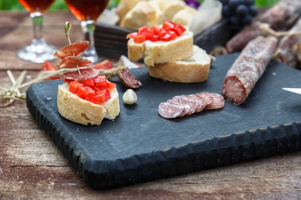 Herstellung von Pintxo mit Tomaten und Würstchen, Tapas, spanischen Canapes Party-Fingerfood — Stockfoto