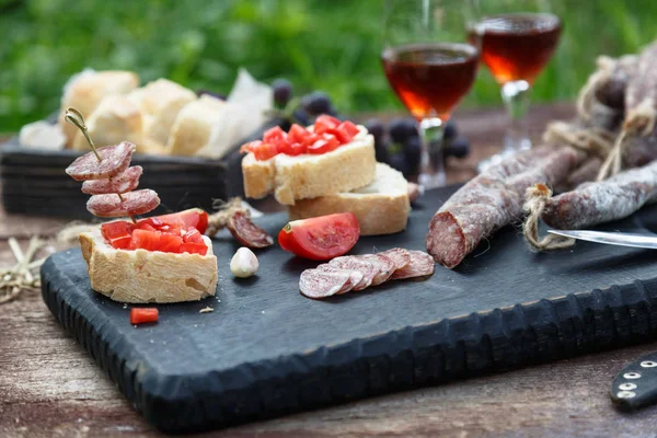 Trockenwurst mit Wein, Brot und Tomaten — Stockfoto