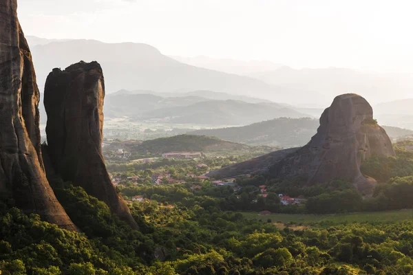 Monasterios Meteora valle al atardecer en Grecia — Foto de Stock