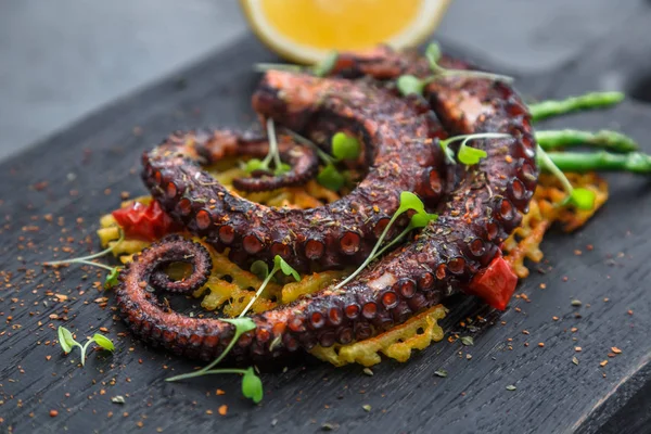 Aperitivo de pulpo a la parrilla con papas pequeñas, vista cercana —  Fotos de Stock