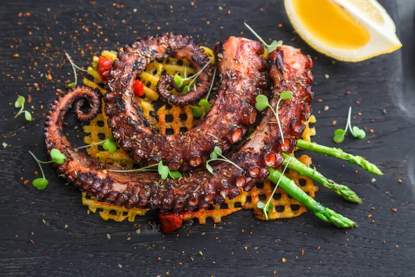 Aperitivo de pulpo a la parrilla con papas pequeñas, vista cercana —  Fotos de Stock