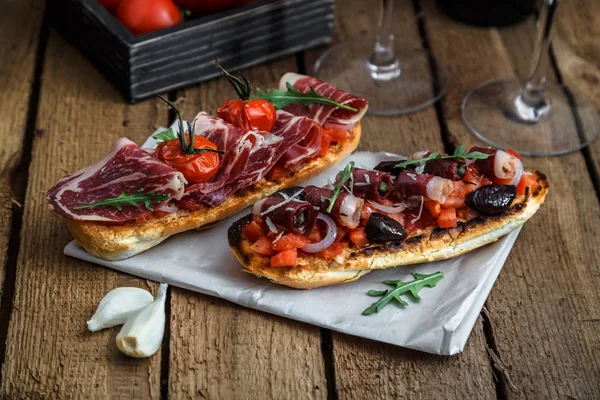 Poitrine d'oie fumée sur pain croustillant avec tomate — Photo