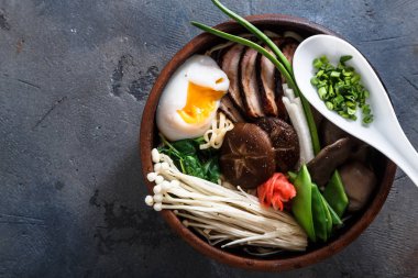 Yumurta ve mantarlı kase koyu siyah taş doku arka plan üzerinde Duck Erişte