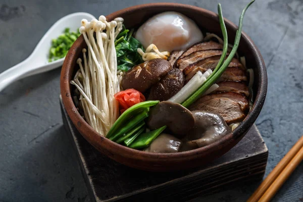 Soupe de ramen avec canard et champignons sur fond de béton foncé, vue rapprochée — Photo