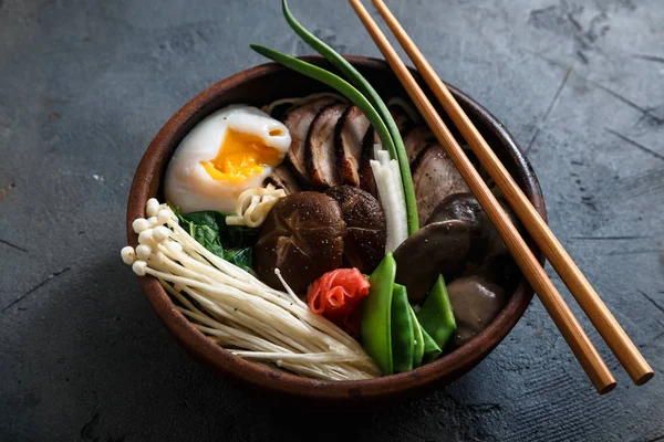 Shiitake asiatique, Enoki, oignons de printemps Oeuf de champignon nouilles ou ramen — Photo